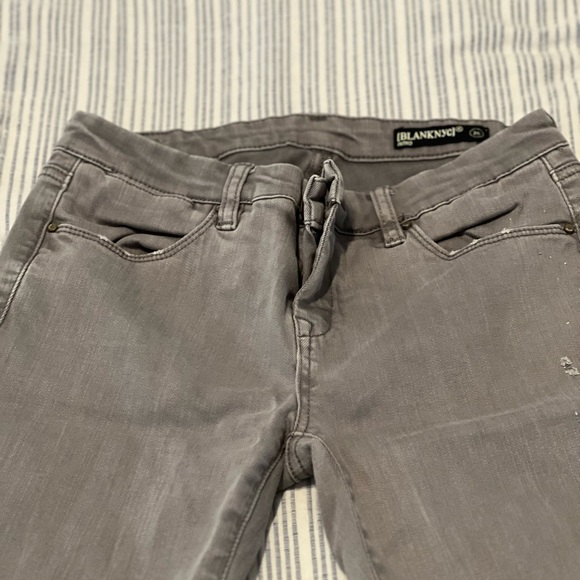 BlankNYC distressed jeans in grey. Size 26 - Picture 3 of 4